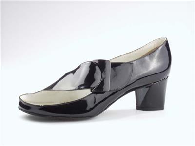 03182.jpg; 03182; 'Ooly 3'. Inzending voor de International Shoe Design Competition (I.S.D.C.) van 1968. Ingezonden met 05993 en 6148.; elastiekpump