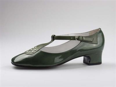 03183.jpg; 03183; 'Invitation 1'. Inzending voor de International Shoe Design Competition (I.S.D.C.) van 1967. Ingezonden met 00862 en 04479.; T-bandschoen