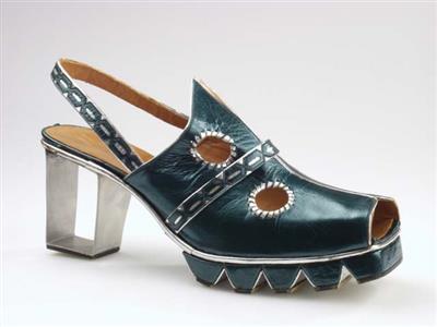 03184.jpg; 03184; 'Darlene I'. Inzending voor de International Shoe Design Competition (I.S.D.C.) van 1970. Ingezonden met 00074 en waarschijnlijk ook met 00382.; slingback