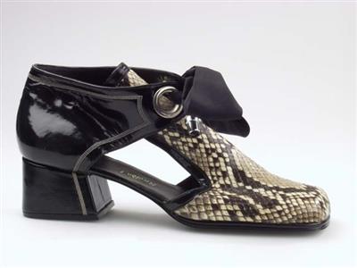 03189.jpg; 03189; 'Ricolda 1'. Inzending voor de International Shoe Design Competition (I.S.D.C.) van 1970. Ingezonden met 03971. Te laat binnengekomen en uitgesloten van deelname.; rijgmolière