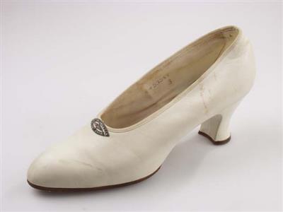03549.jpg; 03549; Trouwschoenen gedragen door Mw. C.Kars-Sijthoff tijdens haar bruiloft op 6 augustus 1929 en daarna gedragen als zomerschoen.; pump