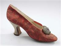 03566.jpg; 03566; Avondschoen van rood brokaat met witte hak en stras garnering.; pump