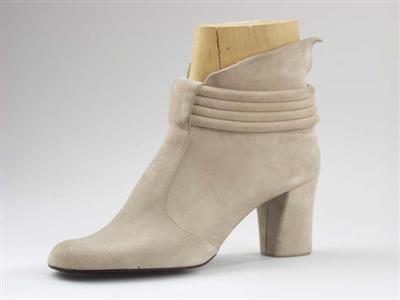 03569.jpg; 03569; 'Vanessa 5'. Inzending voor de International Shoe Design Competition (I.S.D.C.) van 1971. Winnaar van de 2e prijs (ƒ200,- en diploma). Ingezonden met 07263, 05814, 05815 en 07260.; enkellaars