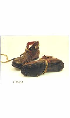 03603.jpg; 03603; veterschoen met noppenzool; voetbalschoen