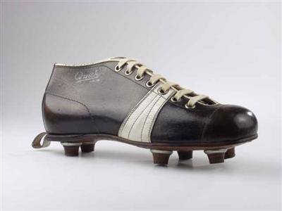 03605.jpg; 03605; voetbalschoen met vetersluiting en noppenzool; voetbalschoen