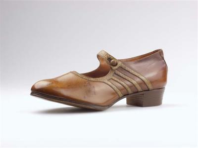 03647.jpg; 03647; schoen met bandje en knoopsluiting; bandschoen