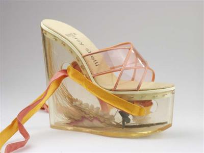 03668.jpg; 03668; zomerschoen met plexiglas plateauzool waarin droogbloemen zijn verwerkt.; sandalet