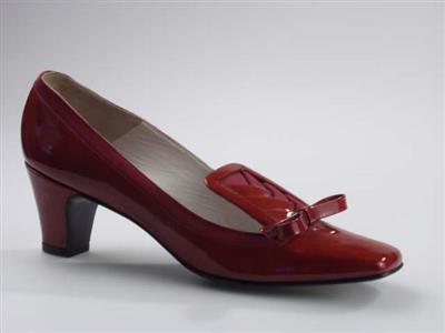 03767.jpg; 03767; 'Butterfly 2'. Inzending voor de International Shoe Design Competition (I.S.D.C.) van 1967. Ingezonden met 00388.; pump