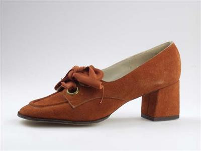 03788.jpg; 03788; 'Bimbo'. Inzending voor de International Shoe Design Competition (I.S.D.C.) van 1970.; derbymolière