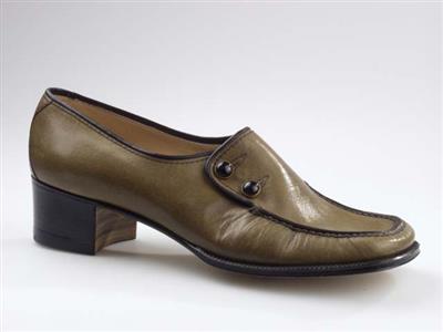 03803.jpg; 03803; 'Artron'. Eervolle vermelding (6de prijs) bij de International Shoe Design Competition (I.S.D.C.) van 1968.; knoopmoliere