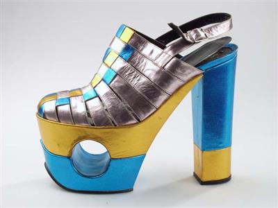 03833.jpg; 03833; Slingback in metallic leer met plateauzool uit twee lagen met ingebouwd gat.; slingback