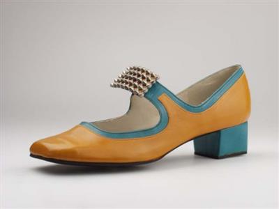 03922.jpg; 03922; 'Casualets 2'. Inzending voor de International Shoe Design Competition (I.S.D.C.) van 1967. Ingezonden met 00934 en 05021.; bandschoen