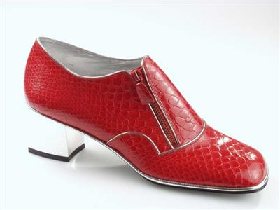 03971.jpg; 03971; 'Ricolda 2'. Inzending voor de International Shoe Design Competition (I.S.D.C.) van 1970. Ingezonden met 03189.; pump