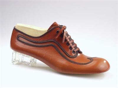 03976.jpg; 03976; 'Romeo 4 '. Inzending voor de International Shoe Design Competition (I.S.D.C.) van 1971. Ingezonden met 05906, 06179 en 05716.; derbymolière