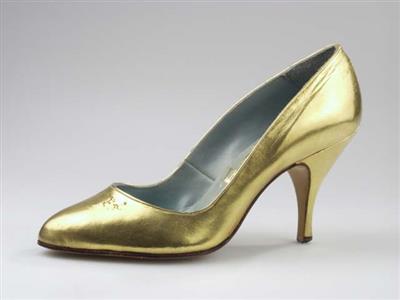 04008.jpg; 04008; Avondschoen van goudkleurig leer met naaldhak; pump