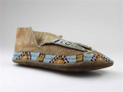 04108.jpg; 04108; instapper, geborduurd met glaskralen; mocassin