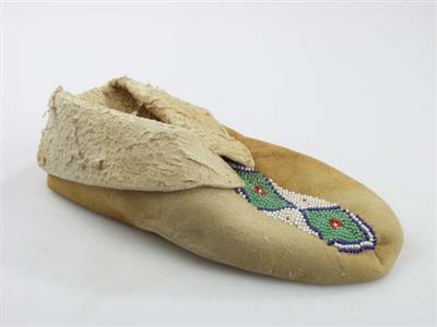 04109.jpg; 04109; Instapper versierd met glaskralen; mocassin