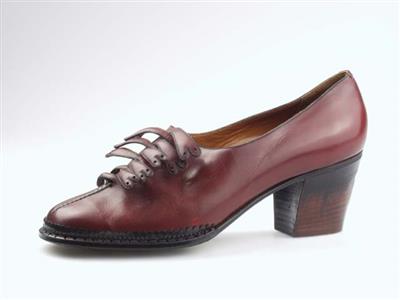 04261.jpg; 04261; 'Betty's 3'. Inzending voor de International Shoe Design Competition ( I.S.D.C.) van 1967. Ingezonden met 06550 en 07012.; elastiekpump