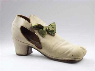 04275.jpg; 04275; toneelreplica van een 17de eeuwse schoen; bandschoen