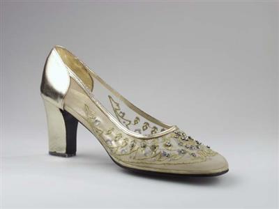 04452.jpg; 04452; 'Georges 2'. Inzending voor de International Shoe Design Competition (I.S.D.C.) van 1971. Ingezonden samen 04436 en 04457.; pump