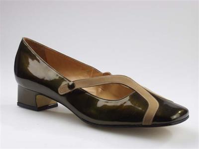 04469.jpg; 04469; 'Dorette III'. Inzending voor de International Shoe Design Competition (I.S.D.C.) van 1967. Ingezonden met 00082 en 00874.; elastiekpump