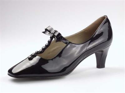 04479.jpg; 04479; 'Invitation 3'. Inzending voor de International Shoe Design Competition (I.S.D.C.) van 1967. Ingezonden met 00862 en 03183.; T-bandschoen