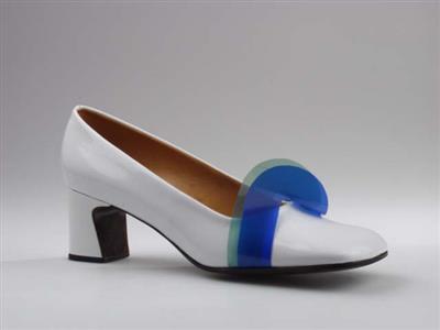 04495.jpg; 04495; ´Oggi 1´. Inzending voor de International Shoe Design Competition (I.S.D.C.) van 1969. Ingezonden samen met 03166 en 03627.; pump