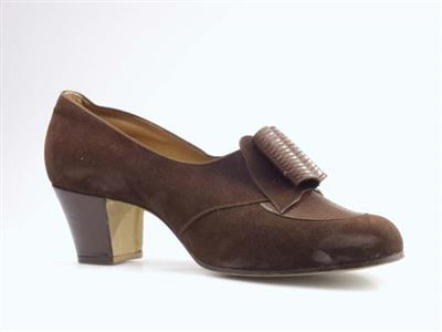 04680.jpg; 04680; Instapper met elastieksluiting en ornament van opgerold leer en doorgestikte imitatiespiegel op voorblad. Zelfde model als 04708.Blijkbaar vond de schenkster dit een prettige en/of mooi model.; pump