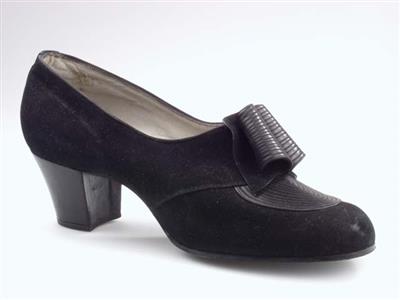 04708.jpg; 04708; Instapper met elastieksluiting en ornament van opgerold leer en doorgestikte imitatiespiegel op voorblad. Zelfde model als 04680. Blijkbaar vond de schenkster dit een prettige en/of mooi model.; pump