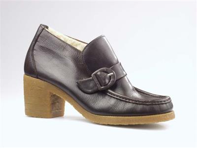 04786.jpg; 04786; Halfhoge instapper met elastieksluiting, ingestikte spiegel en imitatie bandsluiting met gesp; loafer