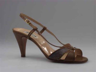 04914.jpg; 04914; Sandalet met voorblad bestaande uit twee wreefbanden, in het midden met elkaar verbonden door de hielband.; sandalet