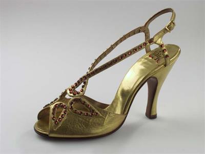 04984.jpg; 04984; Replica van de kroningsschoen van Elisabeth II, ontworpen door Roger Vivier.; sandalet