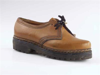 05232.jpg; 05232; Veterschoen met derbysluiting en grove vormzool en vlechtrandje langs onderwerk. Zelfde model als 02054 maar de damesuitvoering.; derbymolière
