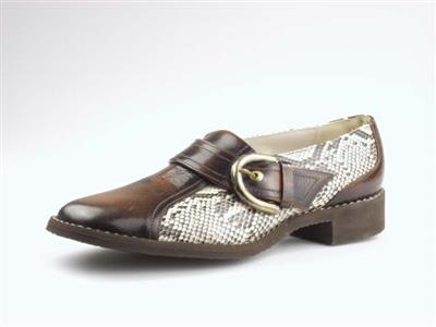 05714.jpg; 05714; 'Seven 1'. Inzending voor de International Shoe Design Competition (I.S.D.C.) van 1970. Ingezonden samen met 02902 en 06980.; bandschoen