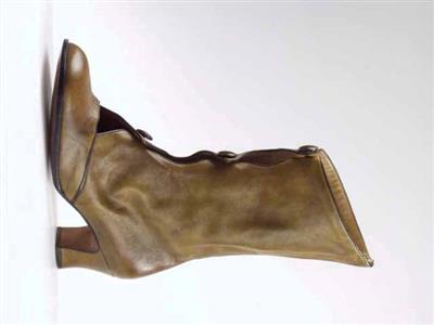 05829.jpg; 05829; 'Fancy'. Inzending voor de International Shoe Design Competition (I.S.D.C.) van 1968.; knoopbottine