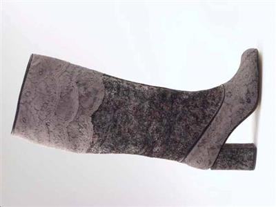 05834.jpg; 05834; 'Anette 2'. Inzending voor de International Shoe Design Competition (I.S.D.C.) van 1971. Ingezonden met 00159 en 03796.; knielaars