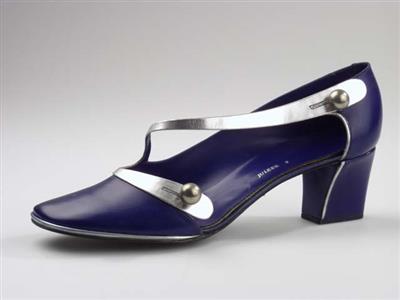 05878.jpg; 05878; 'Juleee 3'. Inzending voor de International Shoe Design Competition (I.S.D.C.) van 1969. Ingezonden met 06005.; bandschoen