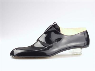 05906.jpg; 05906; 'Romeo 1'. Inzending voor de International Shoe Design Competition (I.S.D.C.) van 1971. Ingezonden met 06179, 05716 en 03976. Won de 3de prijs afdeling pull-overs (hfl.150,- + diploma) voor een originele versie op het loafertype.; loafer