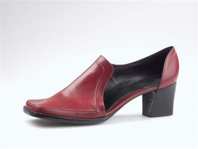 05993.jpg; 05993; 'Ooly 1'. Eerste prijs (Schoenenmuseum trofee, fl. 250,- en diploma) bij de International Shoe Design Competition (I.S.D.C.) van 1968. Ingezonden met 03182 en 06148.; pump