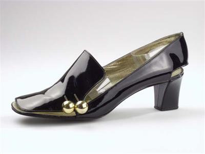 06005.jpg; 06005; 'Juleee 1'. Winnaar van de 2e prijs (gouden Schoenenmuseum medaille,fl.150, - en diploma) bij de International Shoe Design Competition (I.S.D.C.) van 1969. Ingezonden met 05878.; pump