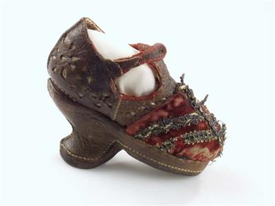 06136.jpg; 06136; Miniatuurschoentje volgens de mode van ca 1580 waaraan een hak is toegevoegd. Mogelijk gemaakt als meesterstuk.; bandschoen