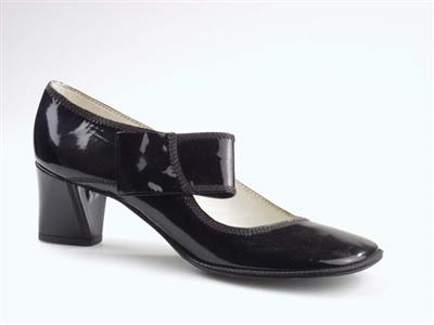 06148.jpg; 06148; 'Ooly 2'. Inzending voor de International Shoe Design Competition (I.S.D.C.) van 1968. Ingezonden met 05993 en 03182.; pump