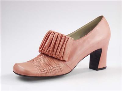 06153.jpg; 06153; 'Miguelo 2'. Instapper met elastieksluiting, ingezonden voor de International Shoe Design Competition (I.S.D.C.) van 1969. Ingezonden samen met 05905.; elastiekpump