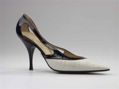 06177.jpg; 06177; Pump met opengewerkte zijkant en geplooid voorblad.; pump