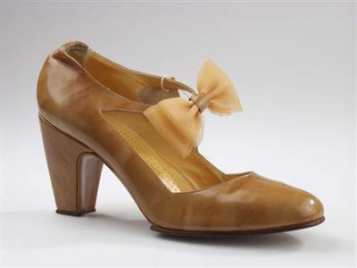 06254.jpg; 06254; 'Irish coffee'. Inzending voor de International Shoe Design Competition (I.S.D.C.) van 1970. Ingezonden met 07314.; bandschoen