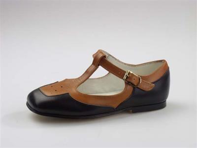 06296.jpg; 06296; 'Marny 2'. Inzending voor de International Shoe Design Competition (I.S.D.C.) van 1969. Ingezonden met 06697.; T-bandschoen