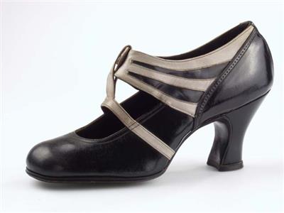 06662.jpg; 06662; schoen met t-band en knoopsluiting; T-bandschoen