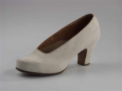 06844.jpg; 06844; instapper gedragen door mevrouw van Delft op haar trouwdag in 1946; pump