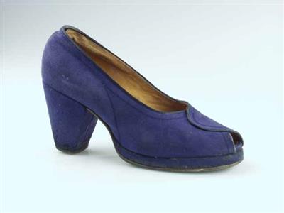 06941.jpg; 06941; instapper met open teen, gekocht en gedragen door mevrouw van Delft bij blauw geverfde trouwjapon uit 1946.; pump