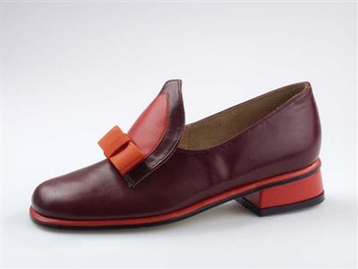 06957.jpg; 06957; 'Mitre'. Inzending voor de International Shoe Design Competition (I.S.D.C.) van 1970.; elastiekmolière